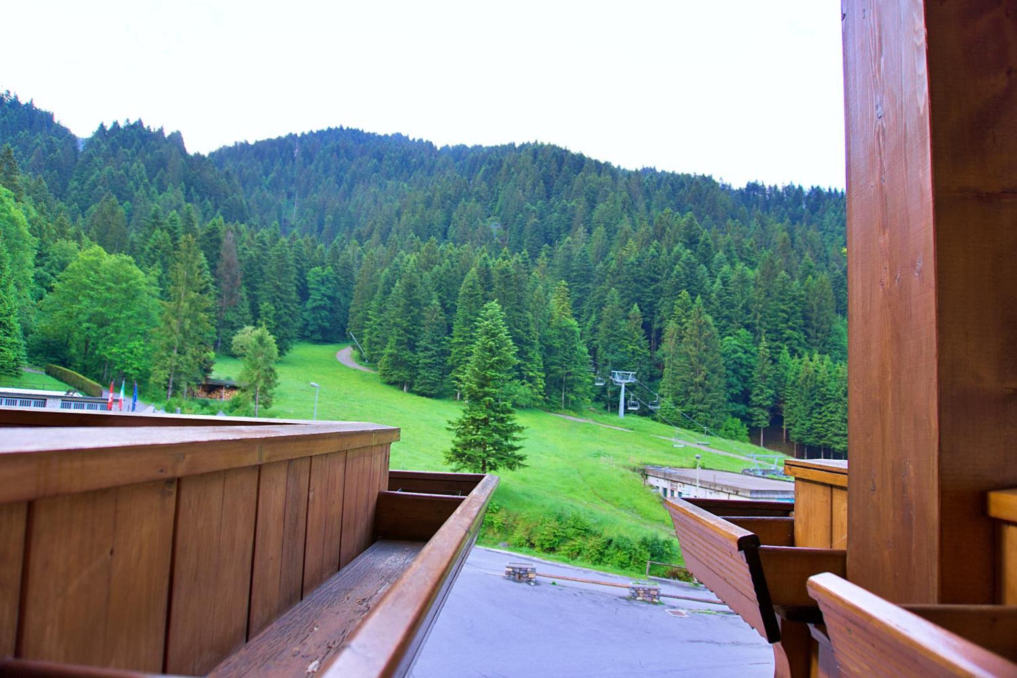 Hotel Le Pinete Piazzatorre Exteriör bild